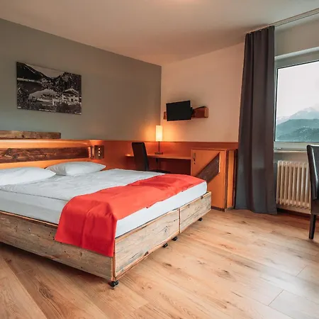 بيت ضيافة Hahnenkamm 3*